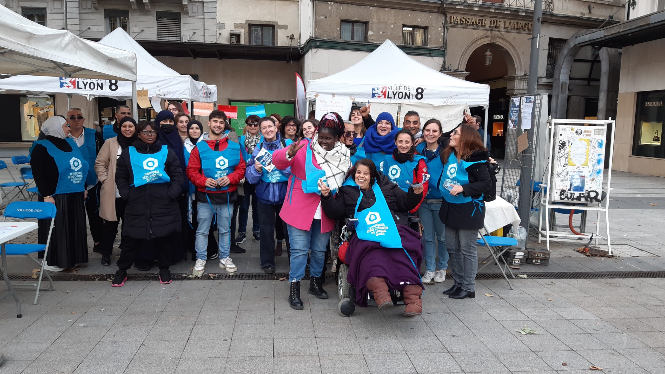 photo de groupe des volontaires des territoires de Lyon et Villeurbanne en chasuble tzcld