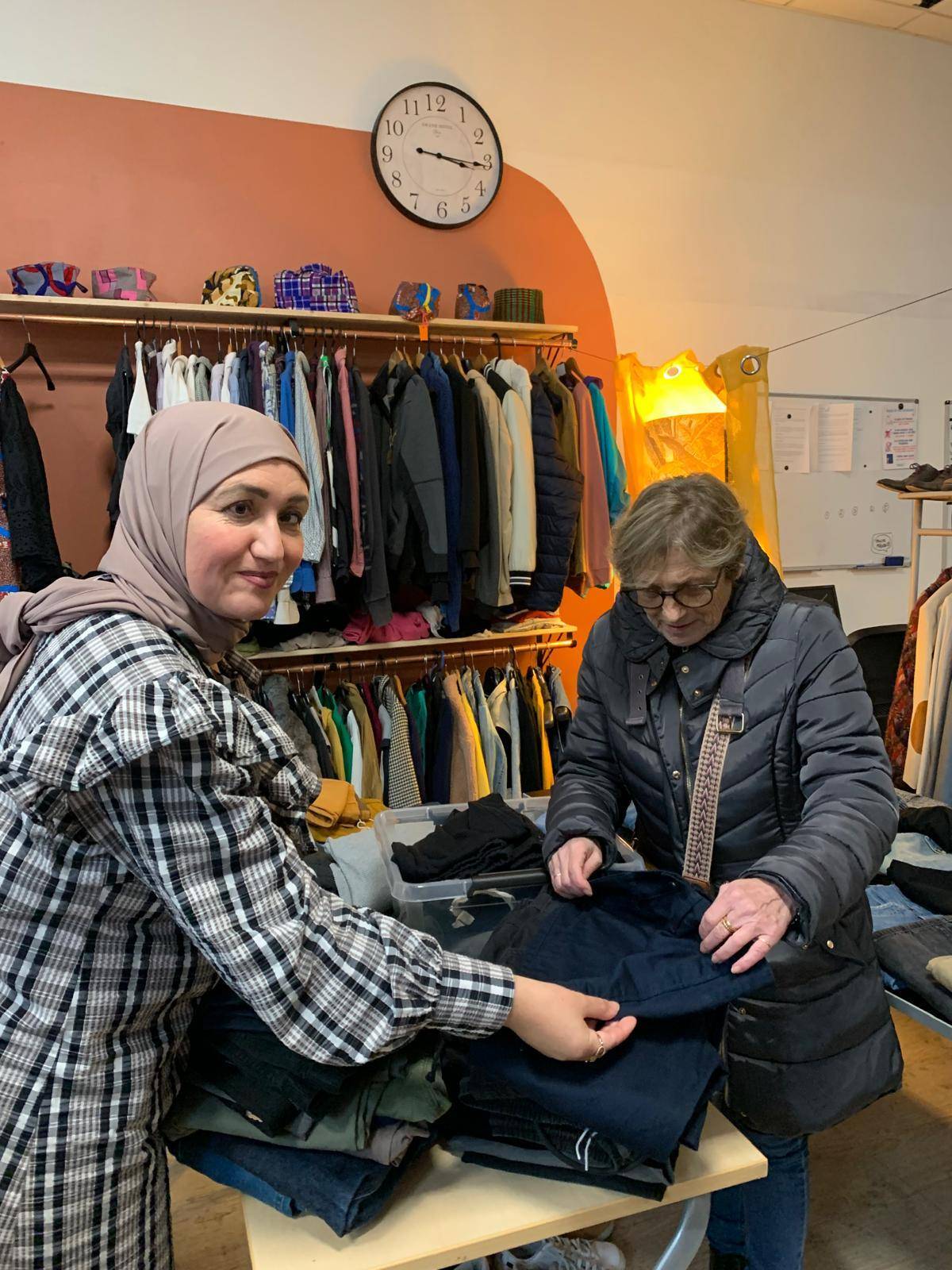 deux personnes présente les réalisation d'un atelier couture au sein d'une EBE